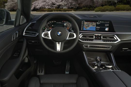 Retoques na carroceria e novo motor contemplam versão única do SUV com estilo de cupê, BMW X6, que já está à venda no país.