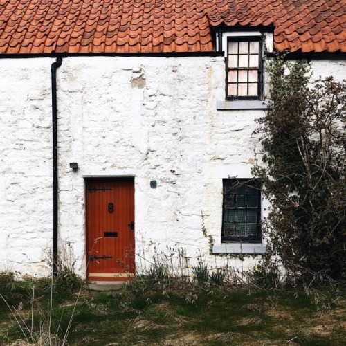 oldfarmhouse:There’s something about cottages. Even the...