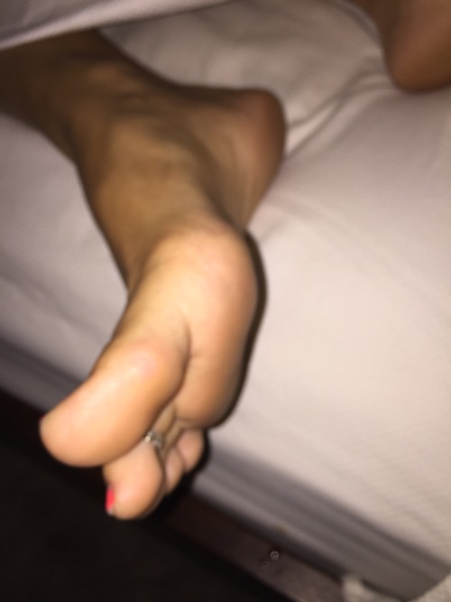 fetishgurl:Sleeping toes, thanks to hubby…