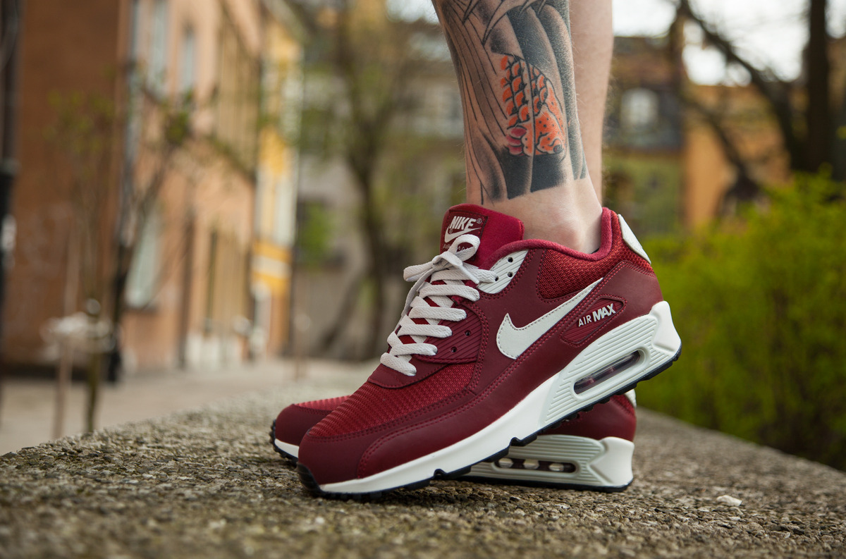 nike air max 90 essential on feet