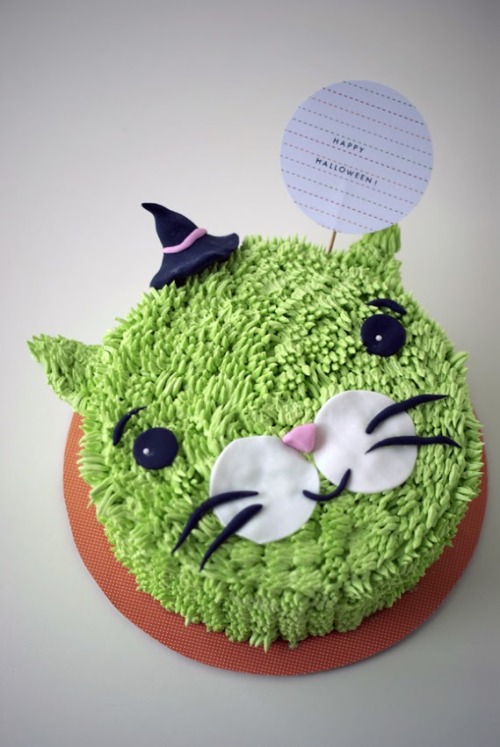 sweetoothgirl:Hairy Green Witch Cat Cake