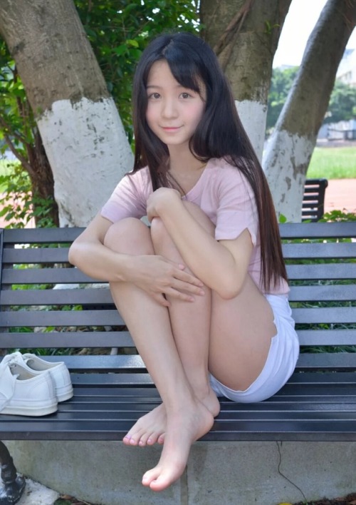 Asian girls' sexy feet