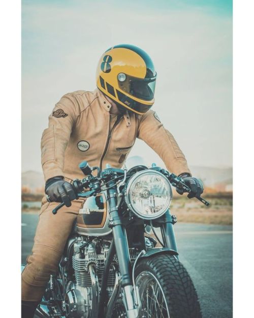 🏁 caferacerpasion.com 🏁 Honda Four #CafeRacer by Ton Up Garage -...