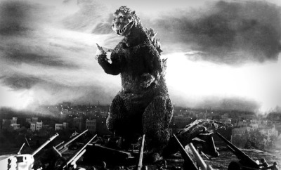 Sin bikinis.
Godzilla es la guerra nuclear. O más precisamente el pánico colectivo frente a la guerra nuclear. Si nos fijamos bien, la imágen icónica del megamonstruo coincide estructuralmente con la imagen icónica del hongo atómico. Basta un...