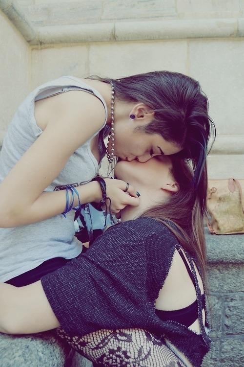 love-girls-kiss