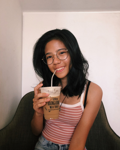 singaporetreasure:Cute schoolgirl posing