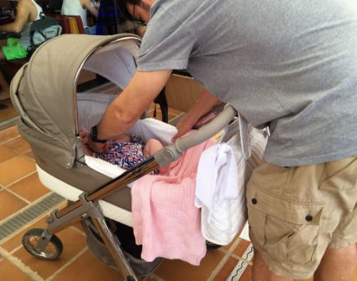papa con carrito de bebe