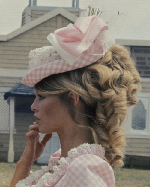 runwaydoll:Bridget Bardot X Les pétroleuses (1971)