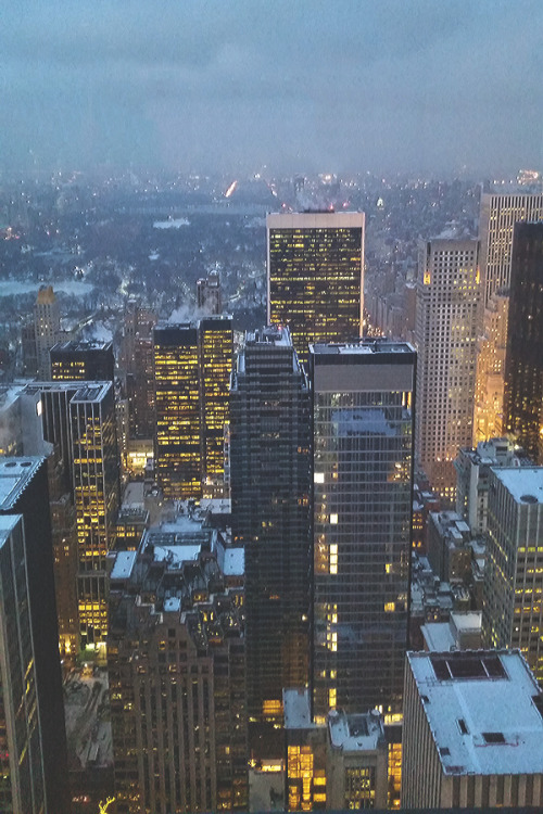 visualechoess:A snowy day in NYC! by: Kelvin