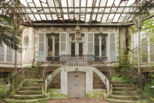 steampunktendencies:Stunning Abandoned Homes Are Surprisingly...