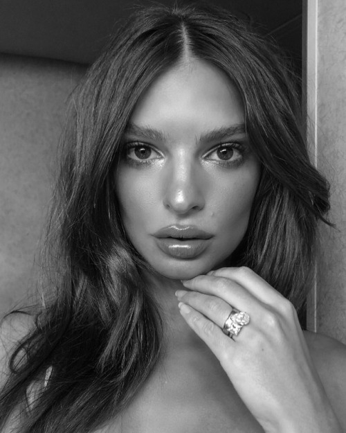 emily ratajkowski instagram instagram stories instagram girls instagram model model iconic model icons lips hair eyes twitter celebs fashion 2018 selfie sexy body girl cute cute girls beauty emrata inamorataswim livincool