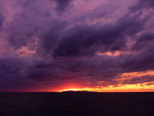 遠望　粟島Purple sunset over an island