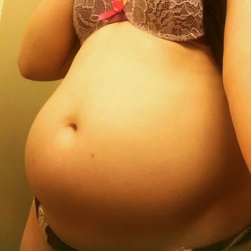 bellybloatking:This angle shows my bloated tummy in all its...