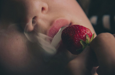 ผล๥าร๨้นหารูปภาพสำ​หรับ strawberries and cigarette