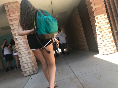 best-highschool-candids:This girl is amazingly thick