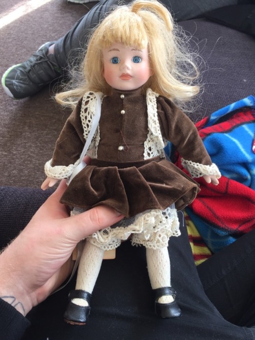 shiftythrifting:Two very definitely haunted girls (I bought...