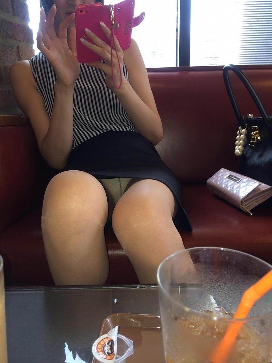 Девушка в юбке под столом