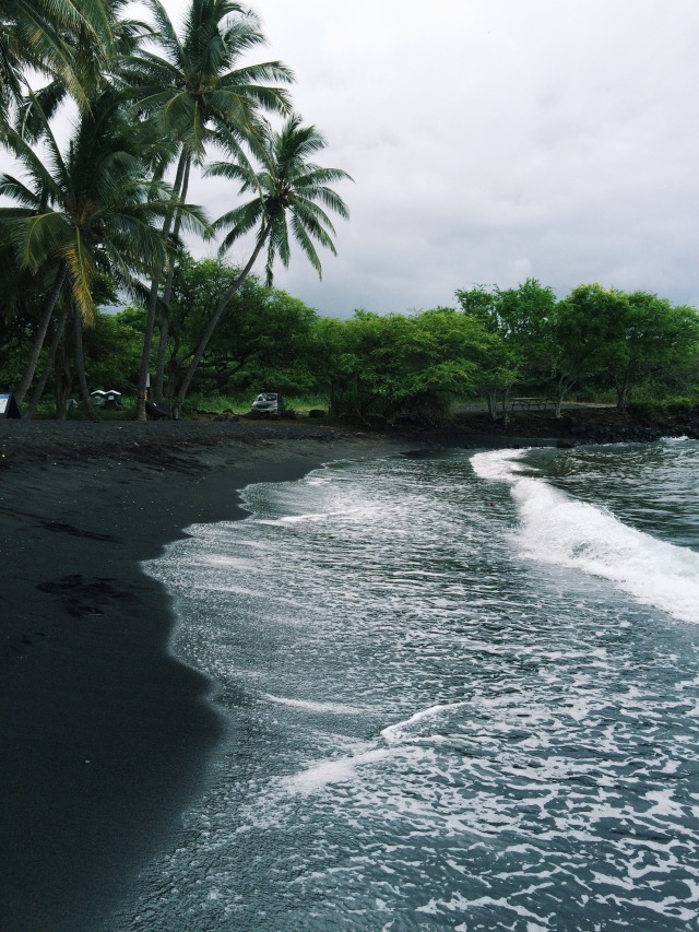 kailiawo: Punalu'u black sand beach T I N G S - T I N G S