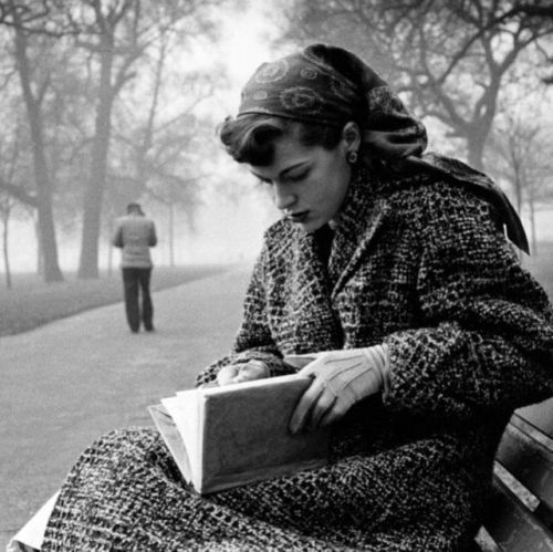 ratak-monodosico:Journalist Katharine Whitehorn reading a book...