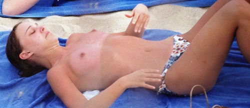 gotcelebsnaked:Natalie Portman - topless at a caribbean beach....