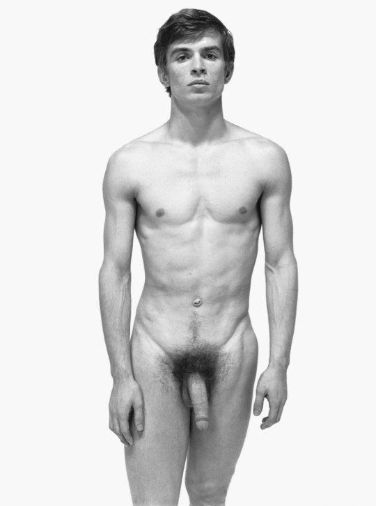 Roberto guillen - nude photos
