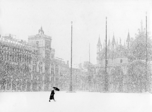 wehadfacesthen:Venice in winter, 1951, photo by Gianni Berengo...