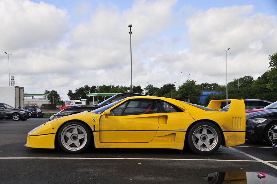 The colors of the Ferrari F40 - Flicktitty