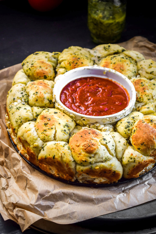 daily-deliciousness:Mozzarella stuffed pesto pizza monkey bread