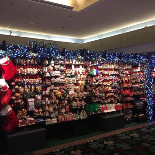 But Halloween hasn’t even happened yet!!! #waragainstchristmasbeforethanksgiving (at Kahala Mall)