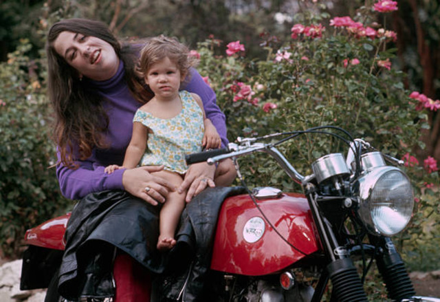 Mama Cass Elliot and daughter Owen on her 1968... - Eclectic Vibes