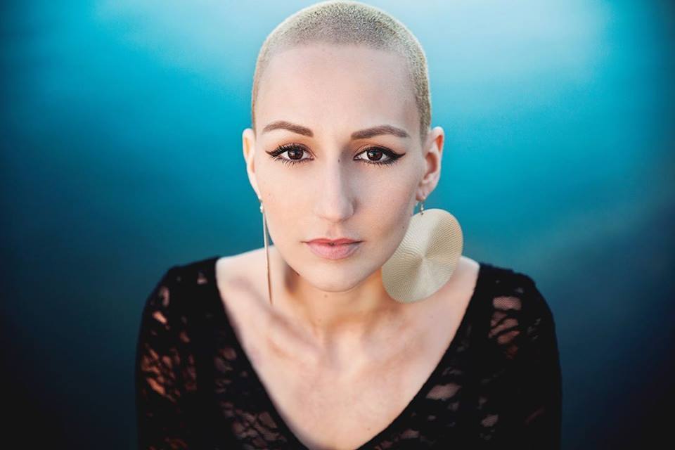 Брив песня. Bald woman. Mary Lane bald фотосессии. Women headshave bald and Eyebrows. Beautiful bald woman.