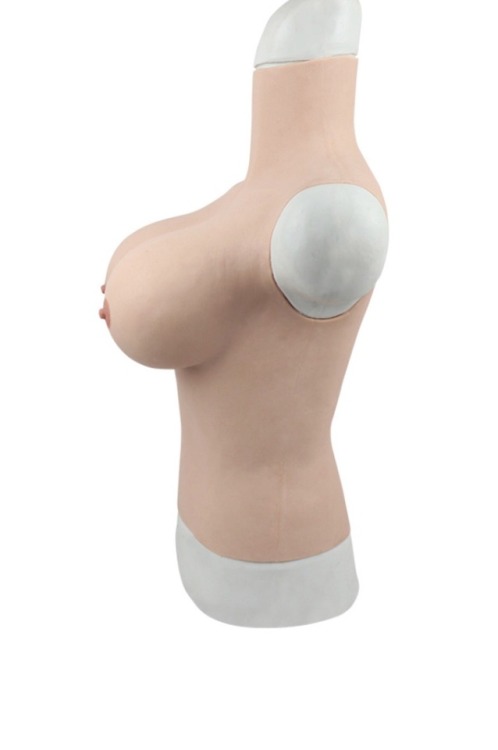 lacklatexpvcsissy:femalemask:Silicone breastsowas bleibt für...