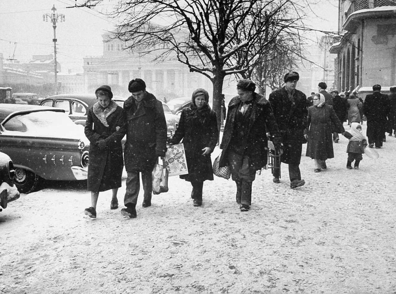 Revolution Square in Moscow, 1959. Photo by Carl Mydans.
I love everything about this picture. Avoska bags, paper package, sled, and the Ford Fairlane ‘59.