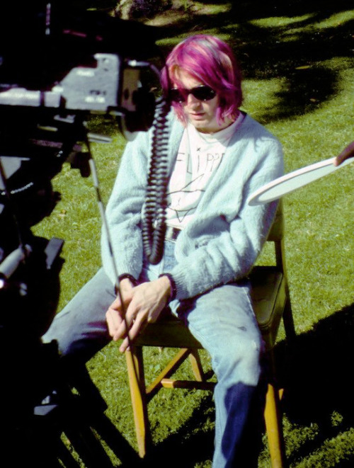 kurdtness:Kurt Cobain prepping for ‘Come As You Are’ video...