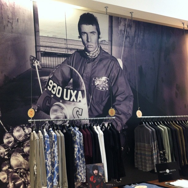 Nello store della Pretty Green a Glasgow: la foto di Liam Gallagher sulla Lambretta come in Quadrophenia. Nello store della Pretty Green a Glasgow: la foto di Liam Gallagher sulla Lambretta come in Quadrophenia.