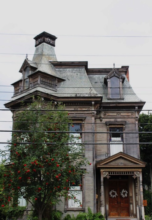 clavicle-moundshroud:My favorite Victorian in downtown...