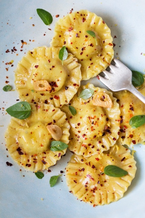 veganfoody:Vegan Pasta RecipesRoasted Red Pepper Mac n...