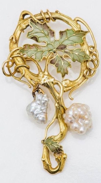 the-shortest-alligator:Art Nouveau gold, translucent enamel...