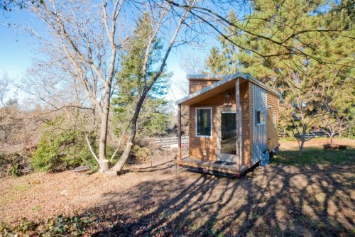 fuckyeahawesomehouses:Tiny Rolling House