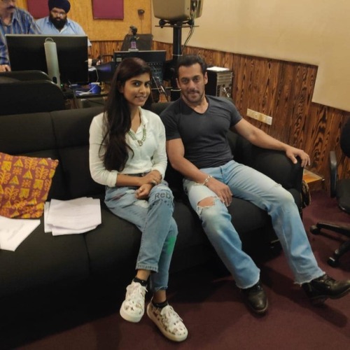 „★ COOL… Salman Khan cu Aditi Sharma, asistentul Blogger / Prabhudheva (18 octombrie 2019)! “