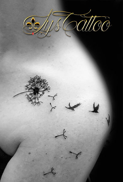 Lys Tattoo Tatouage épaule Clavicule Femme Pissenlit Qui