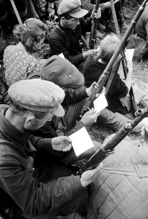 bag-of-dirt:Russian civilians take the partisan oath after...