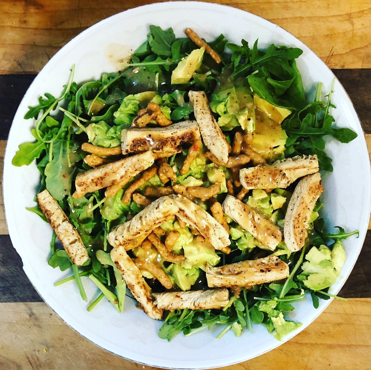 Vegan “chicken strips”, arugula, spinach, avocado,...