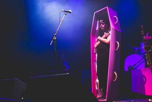 henrywinterish:Ezra Furman @ Roundhouse 31/10/2016 by Rebecca...