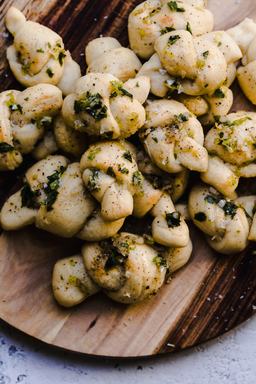 daily-deliciousness:Browned butter green garlic knots