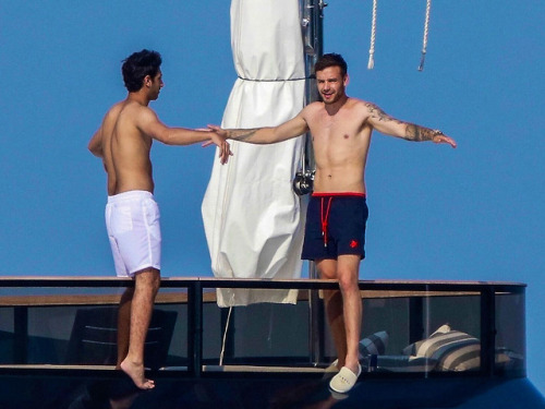 thedailypayne:Liam on a yacht with friends in Cannes, France -...