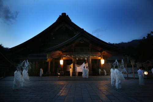 fujiwara57:Izumo taisha 出雲 大社 le lieu où se réunissent les...