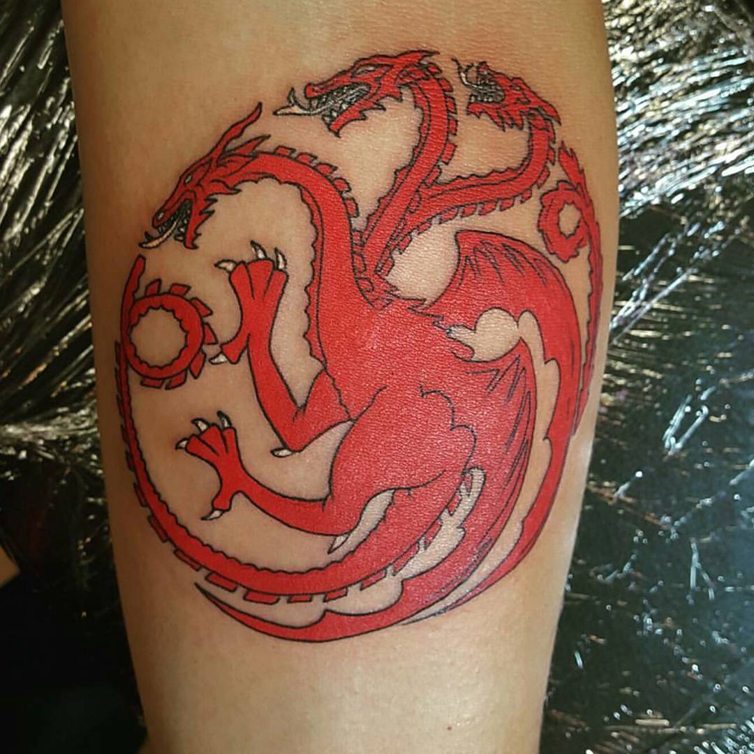 Тату дракон на руке с красным кружочком