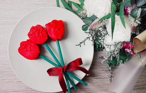 Macarons and Flowers (by Erika Low) on flickr