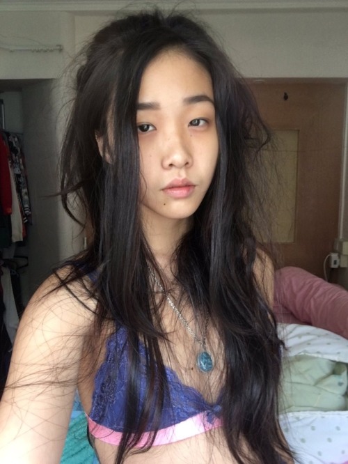 sgwatermelonz:gloriousone:School girl part 1Messy hair?...